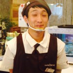 רשת בתי הקפה המובילה בקוריאה ציידה את עובדי הקופות ומכיני המנות במסכת סנטר שקופה למניעת זיהומים.