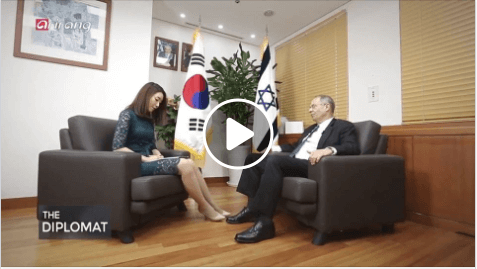שגריר ישראל בקוריאה מתראיין בשגרירות בסיאול לטלויזיה הקוריאנית