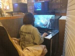 ילדה קוריאנית משחקת ב PC Bang אחרי בית הספר בסיאול דרום קוריאה