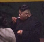 קים ג׳ונג און, נשיא צפון קוריאה לוקח הפסקת סיגריה במהלך המסע לויאטנם לפגישה עם נשיא ארה״ב דונלד טראמפ